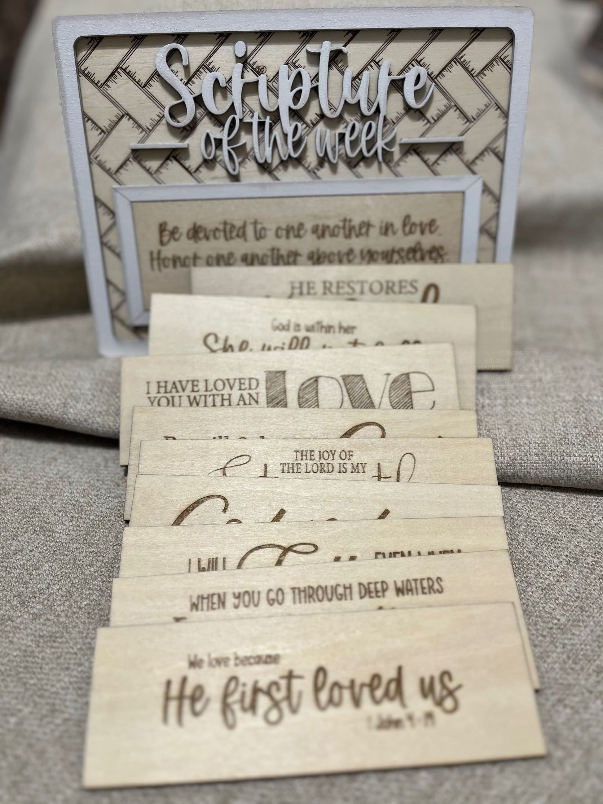 Scripture of the Week Wooden Sign with 10 Changeable Inserts – Choose Your Finish Keychains